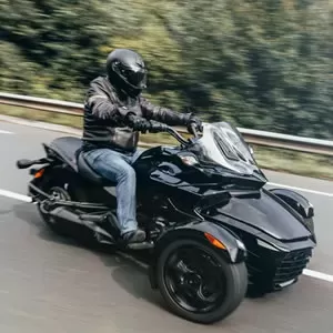 バイクとは違う？トライクの特徴や注意点について解説！のサムネイル